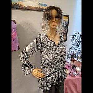 About aAGirl Black & White Flowy Printed Blouse w/ Crochet Trim Size XS